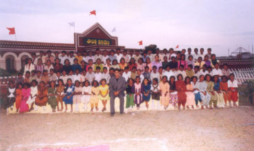 School children met Mahesh Babu