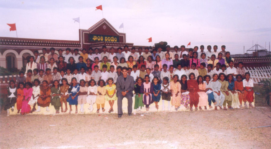 School children met Mahesh Babu